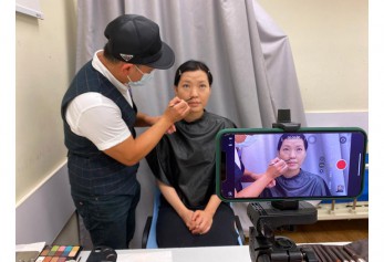 嚴崇軒資深導師為化妝課程拍攝網上教學片段